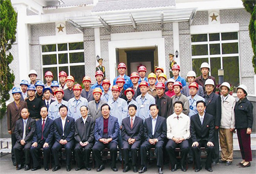 2004年10月，中共中央政治局常委、 國(guó)家副主席曾慶紅（第一排中）視察中國(guó)